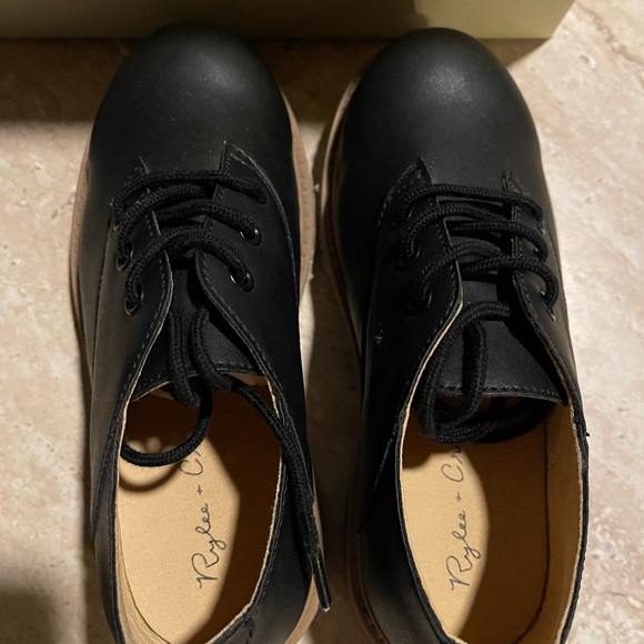Rylee + Cru Black and Tan Kids Dress Shoes - Picture 4 of 5
